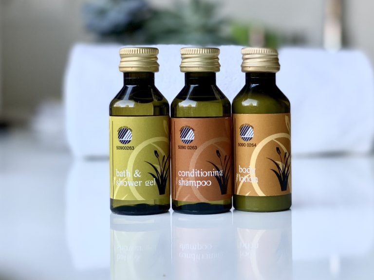 természetes anyagokat tartalmazó fürdőszobai bekészítés