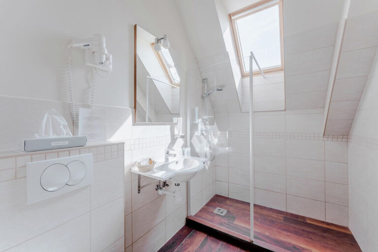 fürdőszoba zuhanyzóval