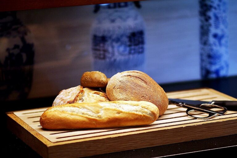 széles pékárú választék a reggelihez