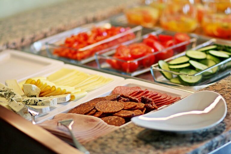 felvágott és sajt a reggelihez