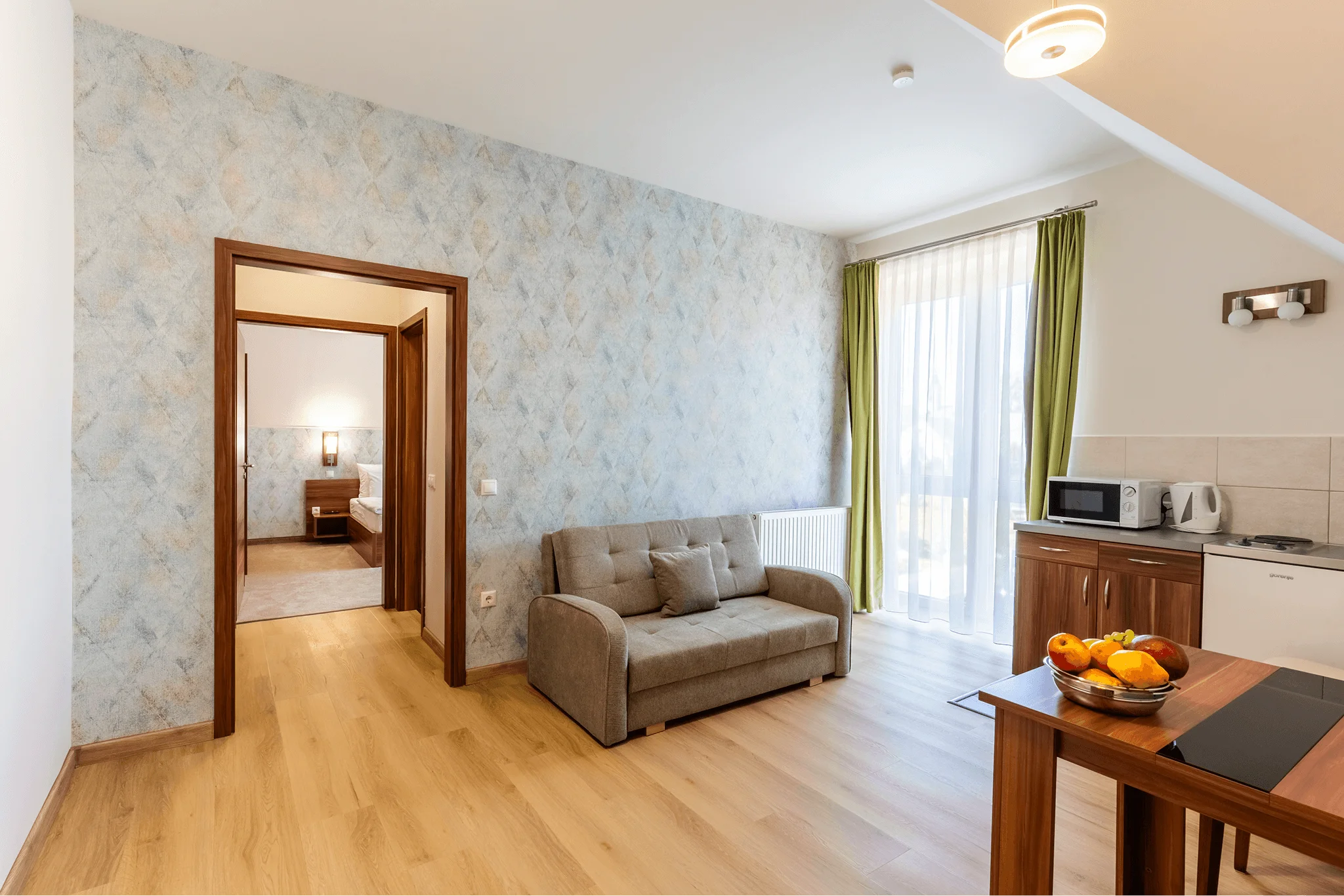 Apartmanok külön nappalival és hálószobával. A hálóban franciaágy, a nappaliban kihúzható kana-pé található. Ideális baráti társaságoknak 4 főig