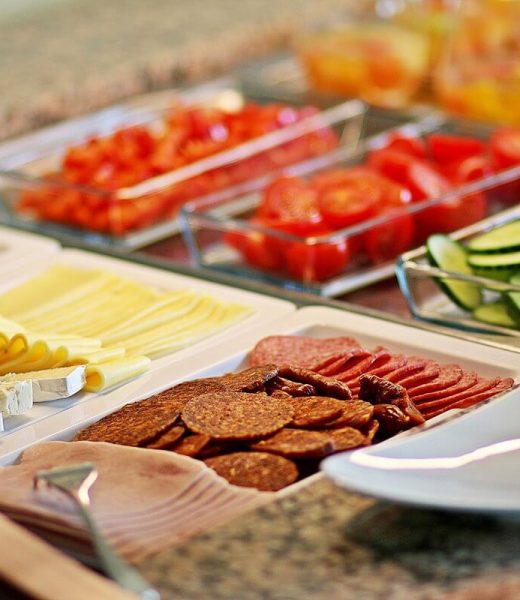 felvágott és sajt a reggelihez