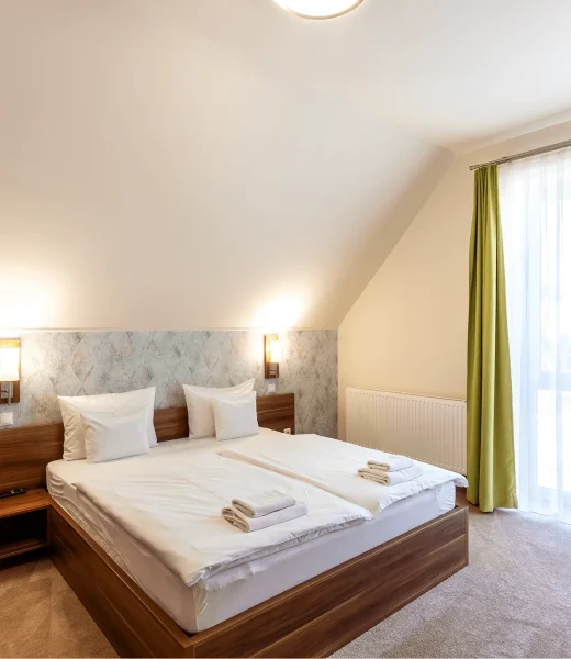 Apartmanok külön nappalival és hálószobával. A hálóban franciaágy, a nappaliban kihúzható kana-pé található. Ideális baráti társaságoknak 4 főig